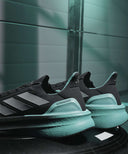 メルセデス AMG ペトロナス F1 チーム ウルトラブースト 5ｘシューズ