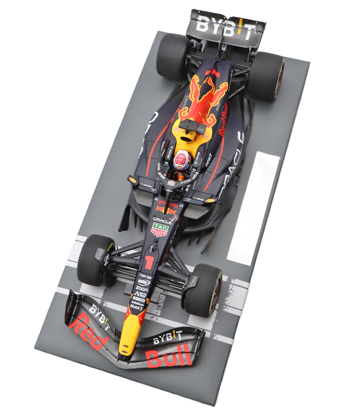 フェルスタッペン別注 ミニチャンプス 1/18スケール オラクル レッドブル レーシング ホンダ RB19 マックス・フェルスタッペン 2023年 カタールGP 優勝 ワールドチャンピオン フィギュア＆ピットボード付き/ARB/23f1m拡大画像