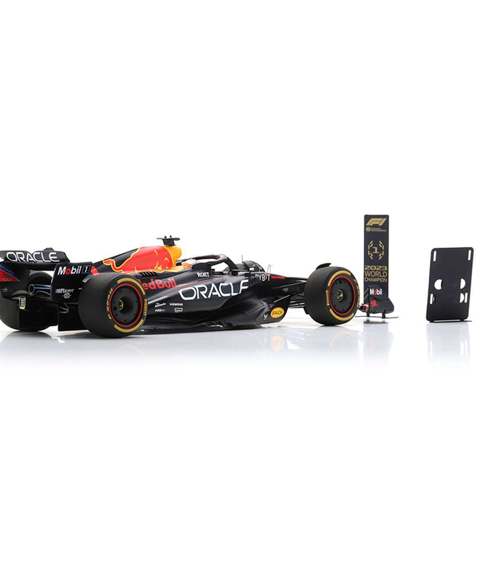 スパーク 1/18スケール オラクル レッドブル レーシング ホンダ RB19 マックス・フェルスタッペン 2023年 カタールGP 優勝 with ピットボード＆チャンピオンボード  ドライバーズチャンピオン/ARB/23f1m拡大画像