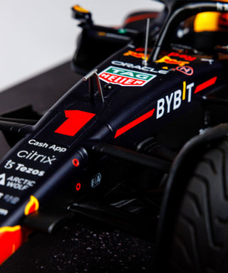フェルスタッペン別注 ミニチャンプス 1/12スケール オラクル レッドブル レーシング ホンダ RB18 マックス・フェルスタッペン 2022年 日本GP 優勝 ワールドチャンピオン フィギュア＆チャンピオンボード付き /ARB